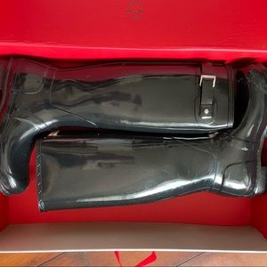 Tall gloss black Hunter rain boots. Size 8.